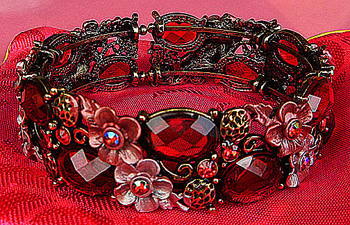 a beautiful vintage costume jewelry bracelet unsigned