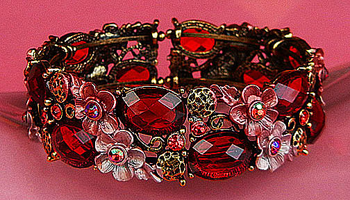 a beautiful vintage costume jewelry bracelet unsigned