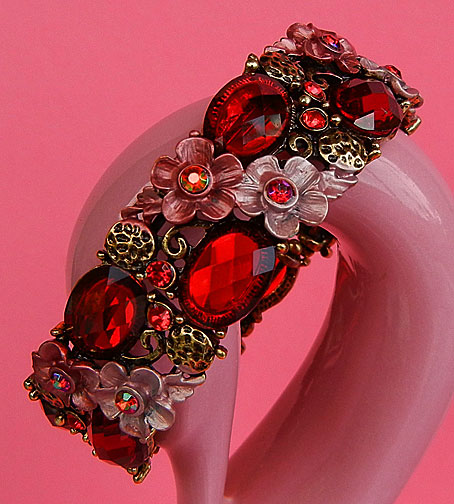 a beautiful vintage costume jewelry bracelet unsigned
