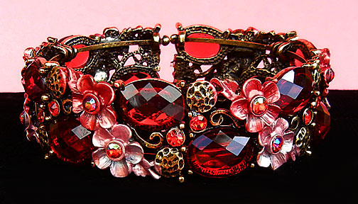 a beautiful vintage costume jewelry bracelet unsigned