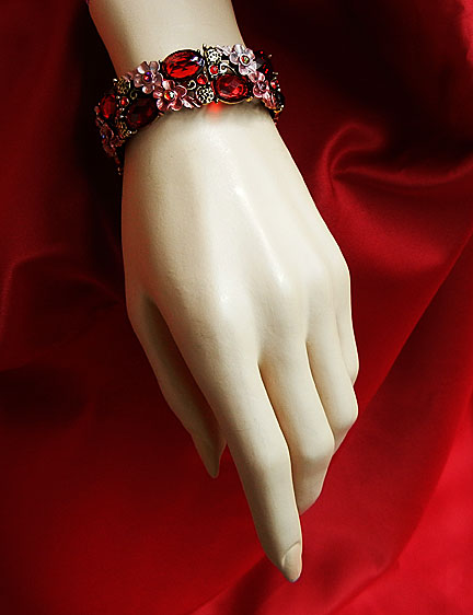 a beautiful vintage costume jewelry bracelet unsigned