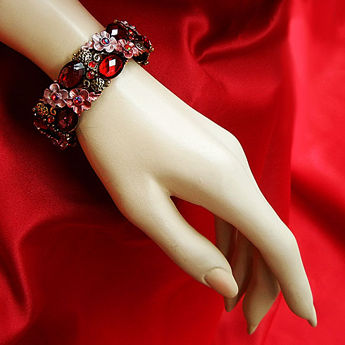 a beautiful vintage costume jewelry bracelet unsigned