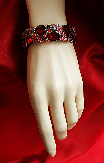 a beautiful vintage costume jewelry bracelet unsigned
