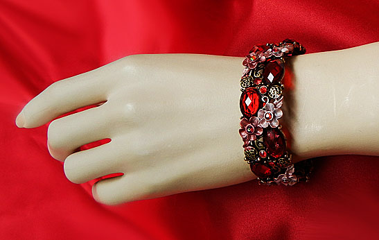 a beautiful vintage costume jewelry bracelet unsigned