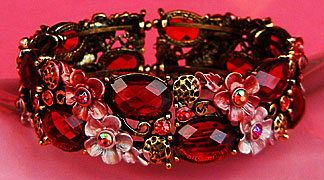 a beautiful vintage costume jewelry bracelet Unsigned