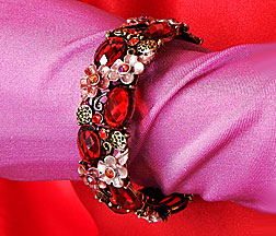 a beautiful vintage costume jewelry bracelet Unsigned
