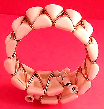 a beautiful vintage costume jewelry bracelet unsigned
