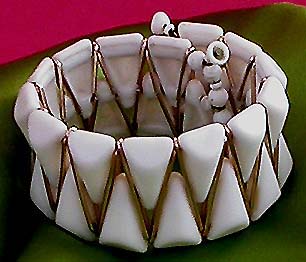 a beautiful vintage costume jewelry bracelet unsigned