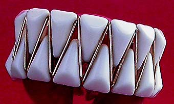 a beautiful vintage costume jewelry bracelet unsigned