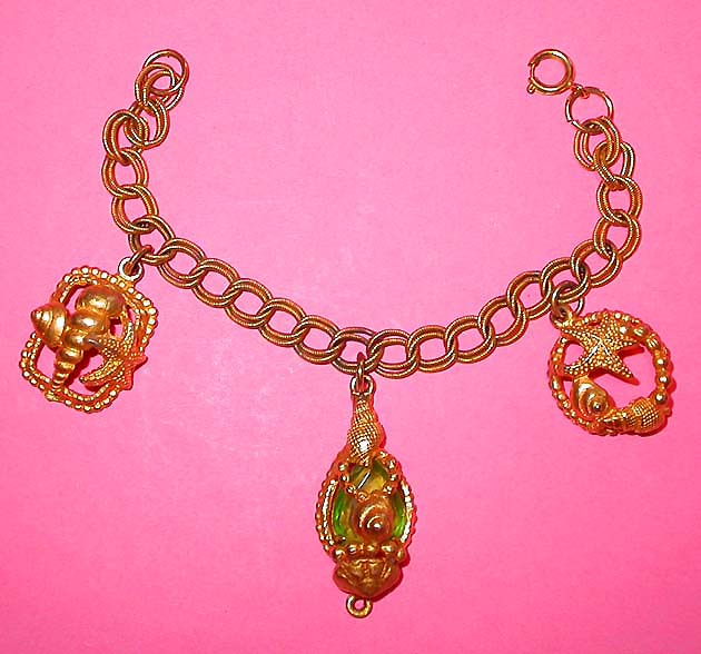 a beautiful vintage costume jewelry bracelet unsigned