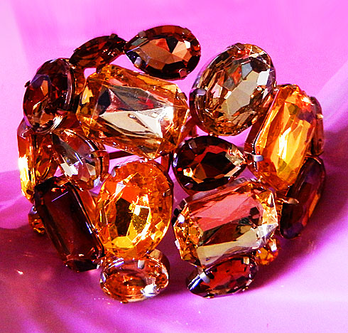 a beautiful vintage costume jewelry bracelet unsigned