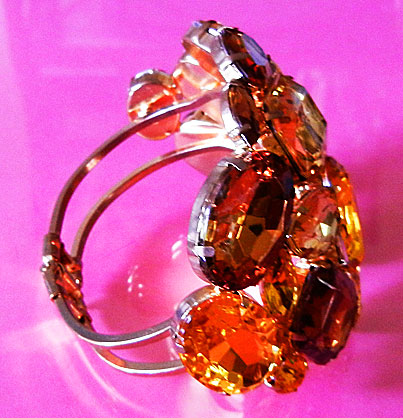 a beautiful vintage costume jewelry bracelet unsigned