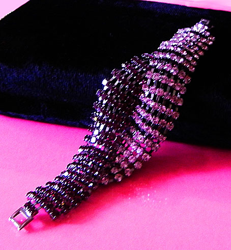 a beautiful vintage costume jewelry bracelet unsigned