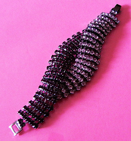 a beautiful vintage costume jewelry bracelet unsigned