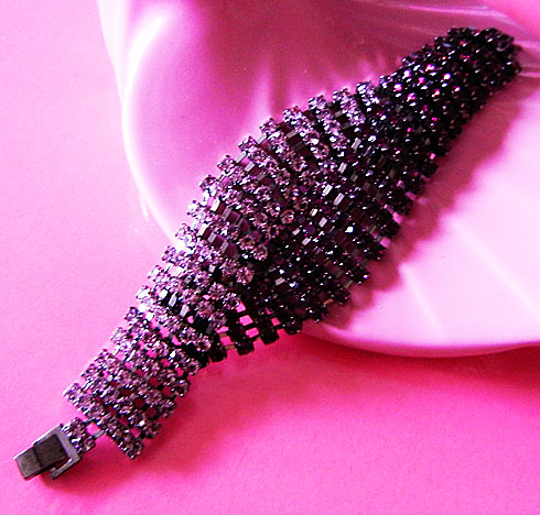 a beautiful vintage costume jewelry bracelet unsigned