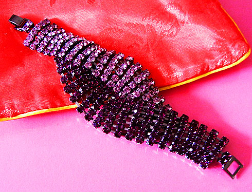 a beautiful vintage costume jewelry bracelet unsigned
