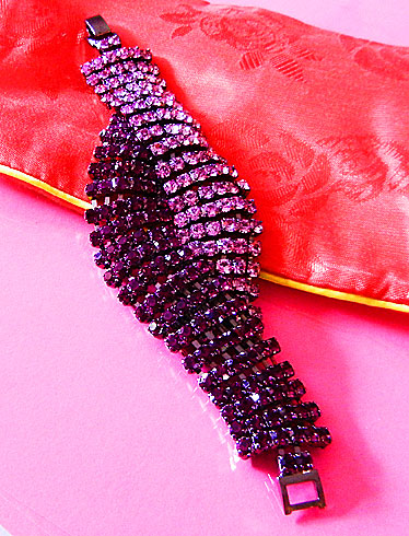 a beautiful vintage costume jewelry bracelet unsigned