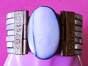 a beautiful vintage costume jewelry bracelet Unsigned