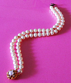a beautiful vintage costume jewelry bracelet Unsigned