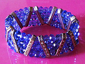 a beautiful vintage costume jewelry bracelet Unsigned