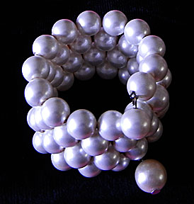 a beautiful vintage costume jewelry bracelet Unsigned