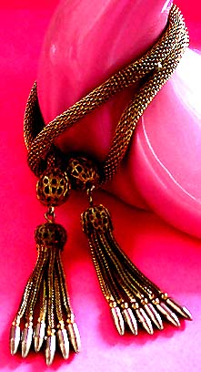 a beautiful vintage costume jewelry bracelet unsigned