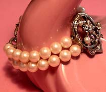 a beautiful vintage costume jewelry bracelet Unsigned