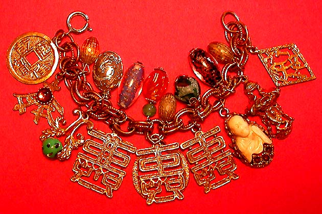 a beautiful vintage costume jewelry bracelet unsigned