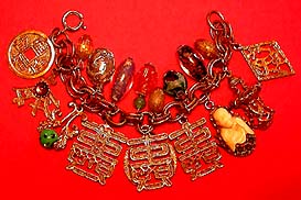 a beautiful vintage costume jewelry bracelet Unsigned