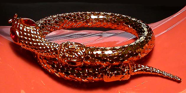 a beautiful vintage costume jewelry bracelet unsigned