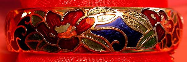 a beautiful vintage costume jewelry bracelet unsigned