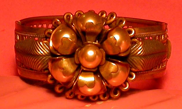 a beautiful vintage costume jewelry bracelet unsigned