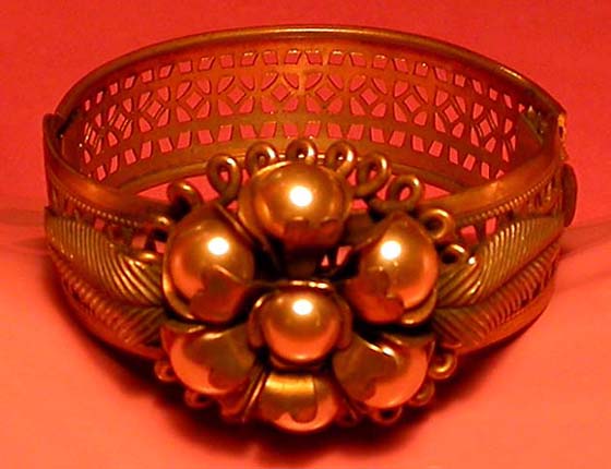 a beautiful vintage costume jewelry bracelet unsigned