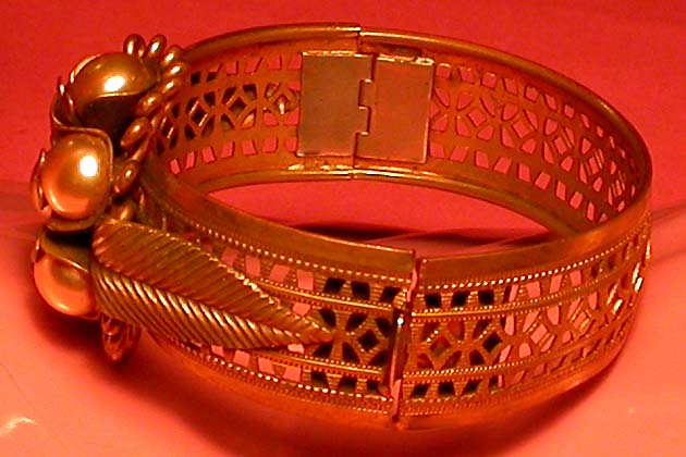 a beautiful vintage costume jewelry bracelet unsigned