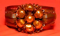 a beautiful vintage costume jewelry bracelet Unsigned