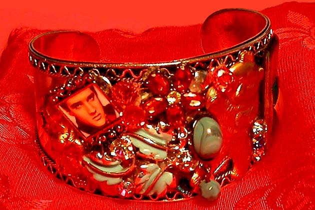 a beautiful vintage costume jewelry bracelet unsigned