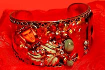 a beautiful vintage costume jewelry bracelet Unsigned