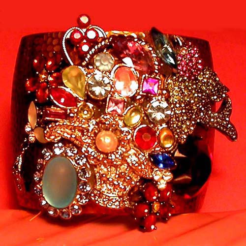 a beautiful vintage costume jewelry bracelet unsigned