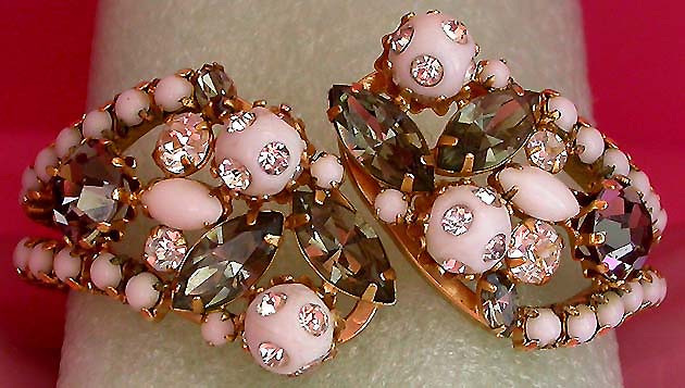 a beautiful vintage costume jewelry rhinestone bracelet