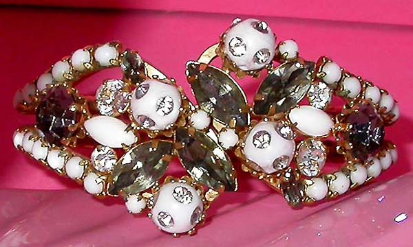 a beautiful vintage costume jewelry rhinestone bracelet