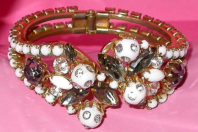 a beautiful vintage costume jewelry rhinestone bracelet