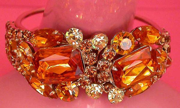 a beautiful vintage costume jewelry rhinestone bracelet