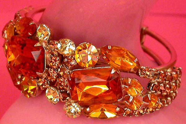 a beautiful vintage costume jewelry rhinestone bracelet
