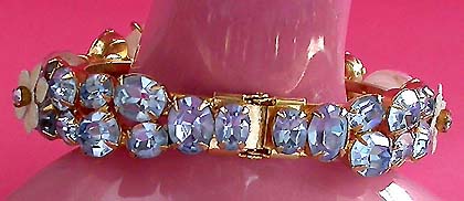 a beautiful vintage costume jewelry bracelet unsigned