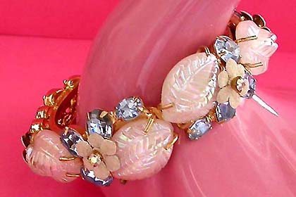 a beautiful vintage costume jewelry bracelet unsigned