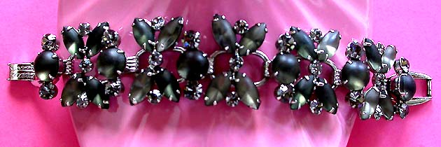 a beautiful vintage costume jewelry bracelet unsigned