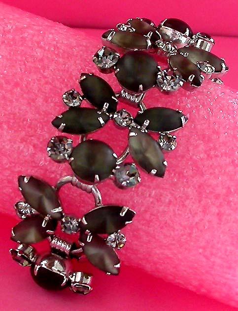 a beautiful vintage costume jewelry bracelet unsigned