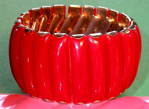a beautiful vintage costume jewelry bracelet unsigned