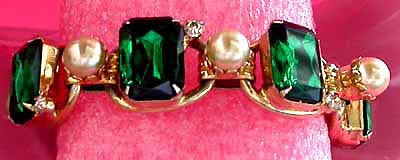 a beautiful vintage costume jewelry bracelet unsigned