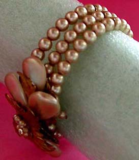 a beautiful vintage costume jewelry bracelet unsigned